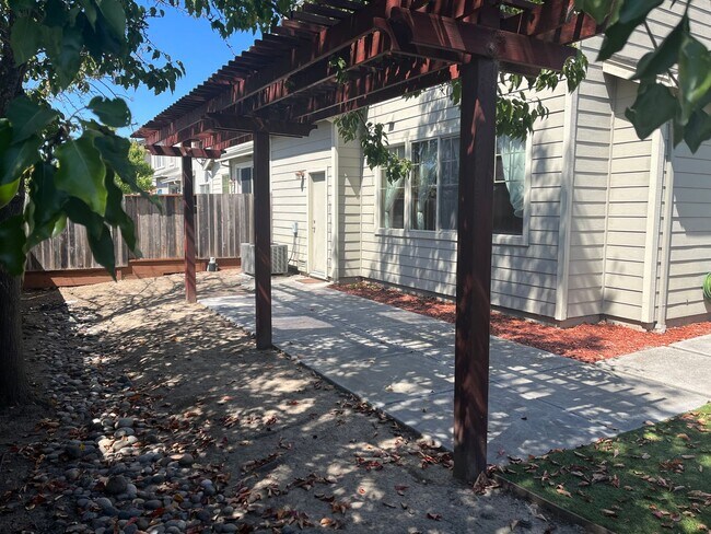 Building Photo - 3 bedroom 3 bathroom with bonus room in No...