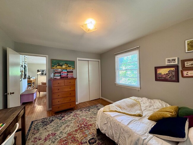 Building Photo - Charming Ranch in Carrboro with Beautiful ...