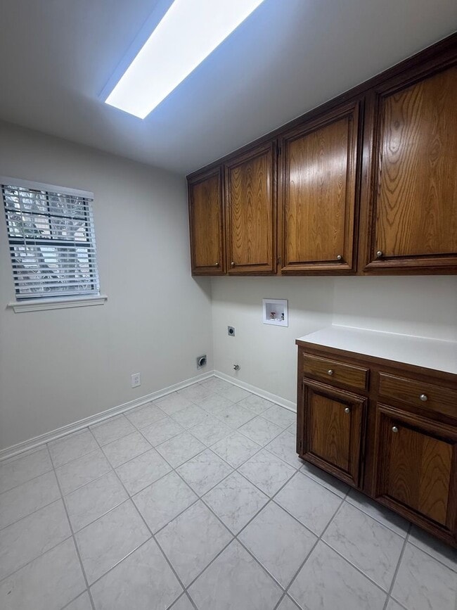 Building Photo - Garden Home