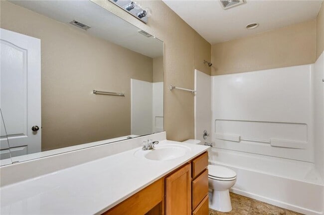Building Photo - Large 4 Bedroom 3.5 Bath Now Avaliable
