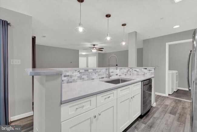 Building Photo - 2406 Ellsworth Way