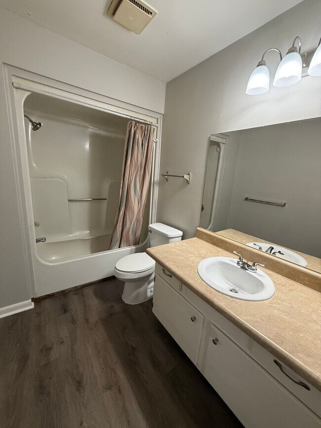 Building Photo - W Ray