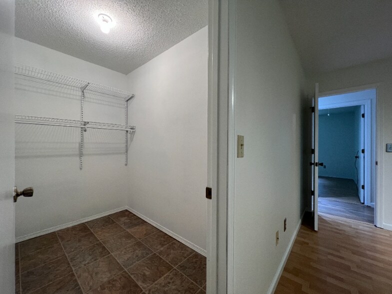 Building Photo - 1755 Fountainbleu Dr