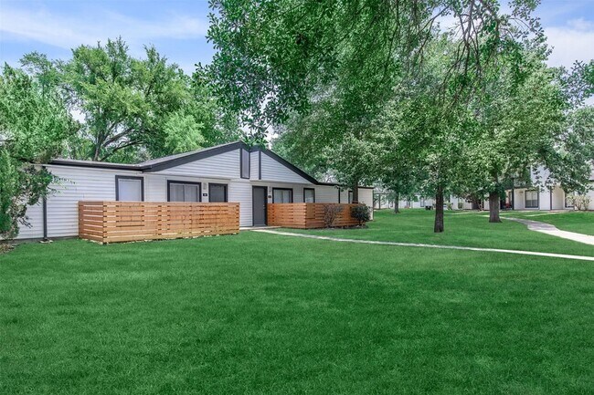 Building Photo - 18001 Cypress Trace Rd