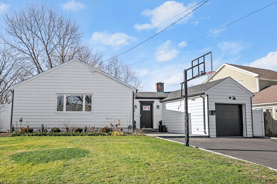 Building Photo - 24 Maplewood Dr