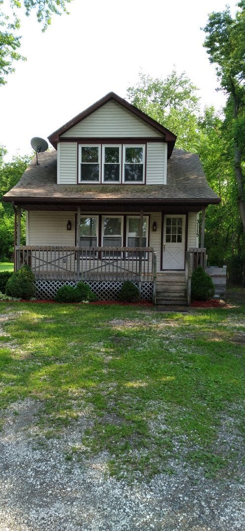 Building Photo - Nice 2 bedroom 1 Bath Upper Unit in Quiet area