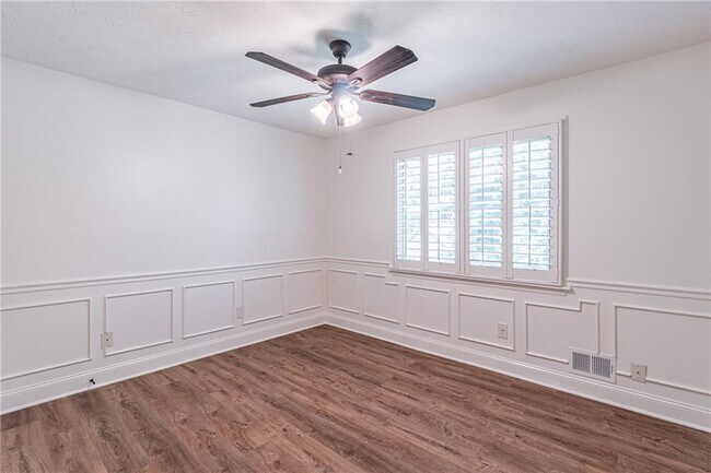 Building Photo - 9630 Pine Thicket Way