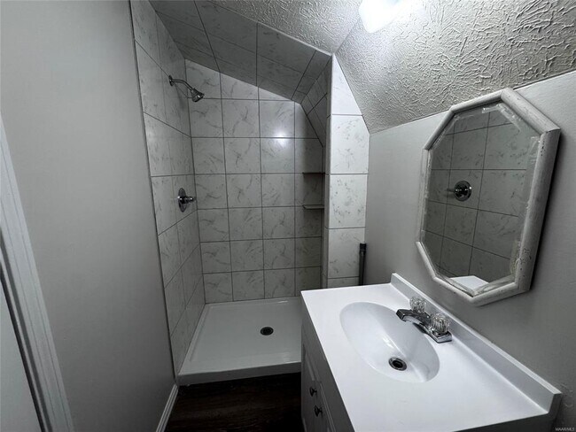 Building Photo - 1560 W County Rd