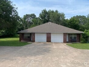 Building Photo - Adorable Duplex with Country Like Setting!
