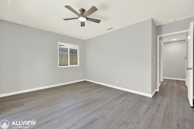 Building Photo - Newly Remodeled 4-Bedroom Gem with Spaciou...