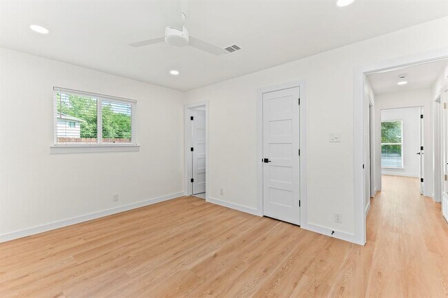Building Photo - 2914 Loyola Ln