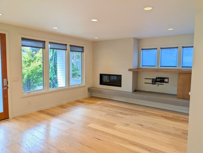 Building Photo - Stunning Modern Home in South Burlingame -...
