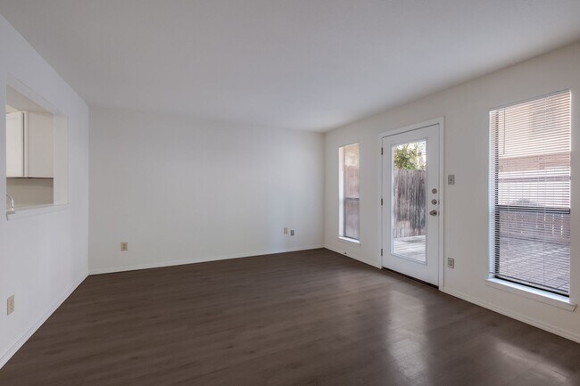 Building Photo - Renovated Condo with Great Location