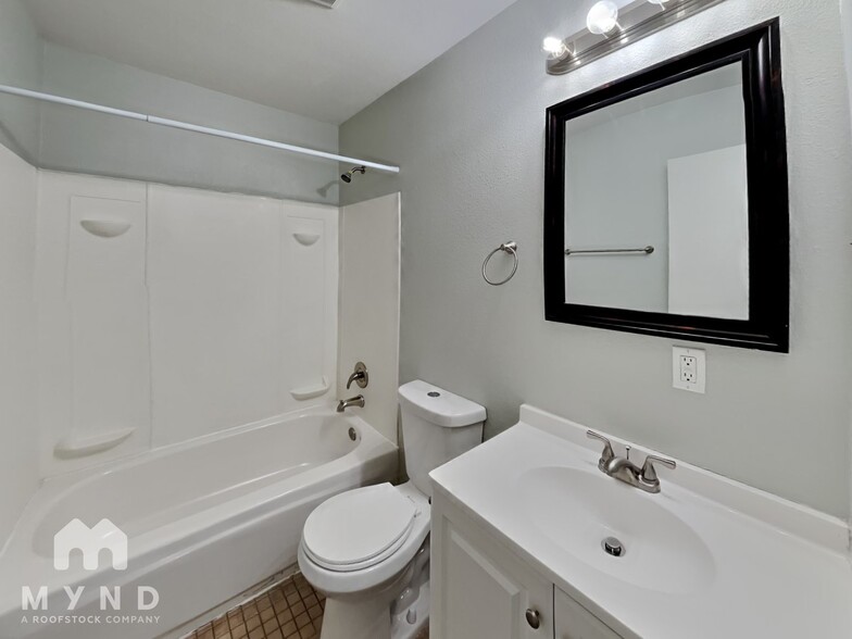 Building Photo - 4004 Chinchilla Ave