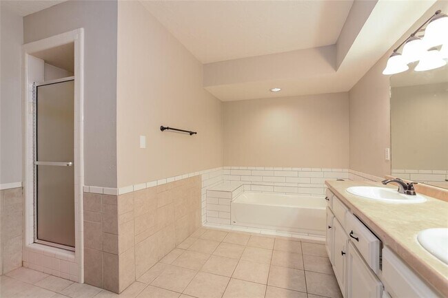 Building Photo - 1100 Fountain Gate Ct