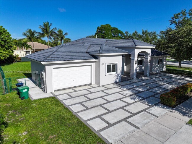 Building Photo - 6402 SW 93rd Pl