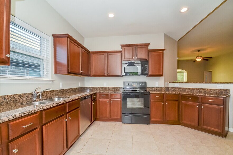Building Photo - 2220 Mulberry Dr