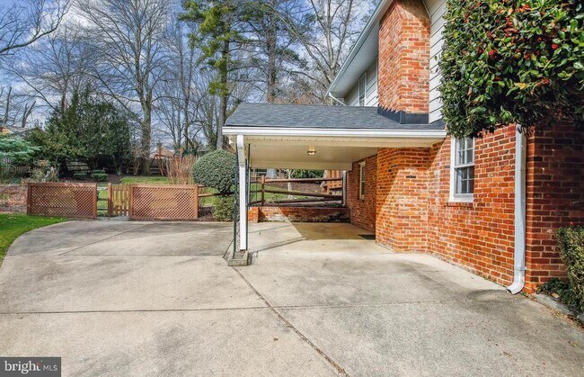 Building Photo - 7202 Heights Ct