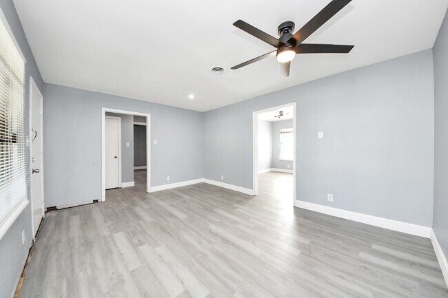 Building Photo - 5606 Elmlawn Dr