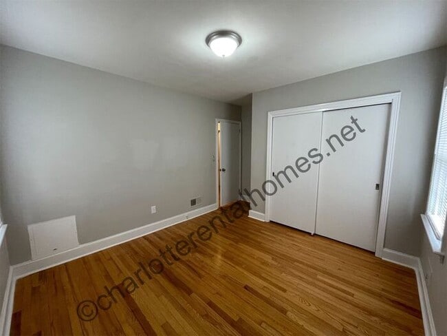 Building Photo - Brick ranch in desirable neighborhood