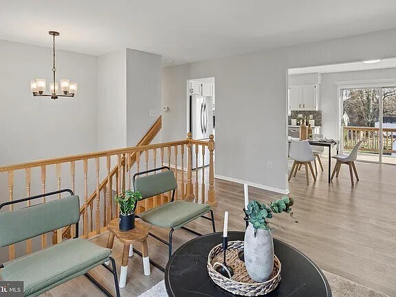 upstairs living looking into dining/kitchen - 5005 Apache St