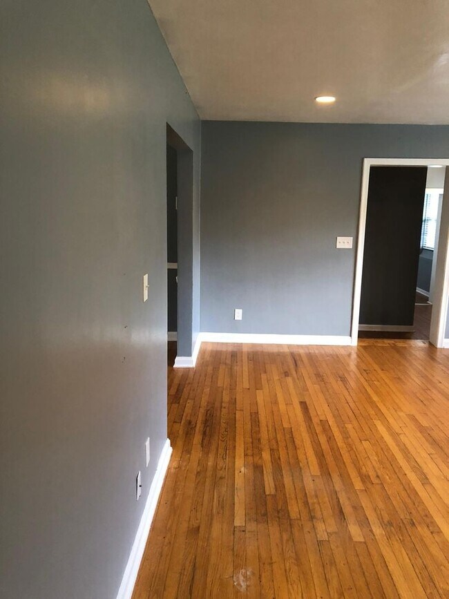Building Photo - Stunning 3-Bedroom, 2-Bath Home in Desirab...