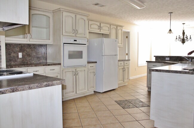 Building Photo - Gorgeous Phenix City Home Off Of HWY 165!