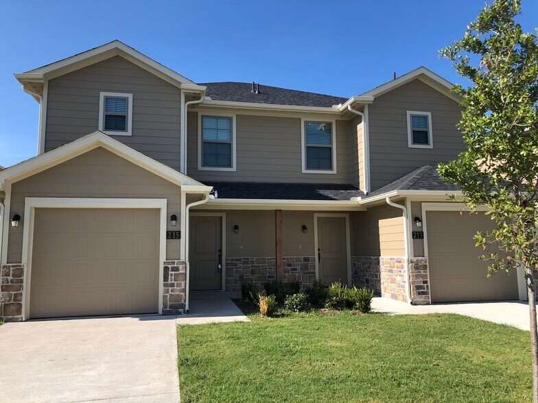 Primary Photo - 213 W Forest Ave