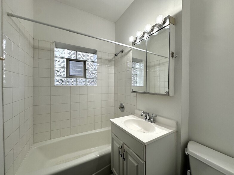 Building Photo - 3722 N Sheffield Ave