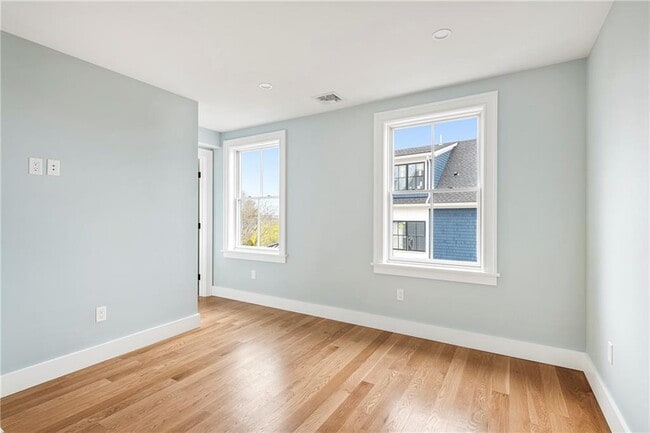 Building Photo - 118 Newport Ave