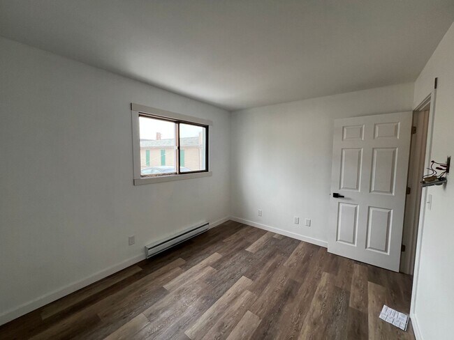 Building Photo - 915 Genrich St