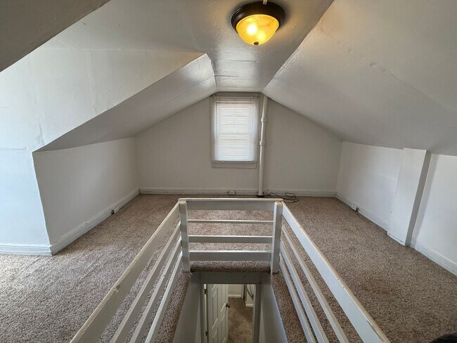 Building Photo - Luxury Home - South Side Flats