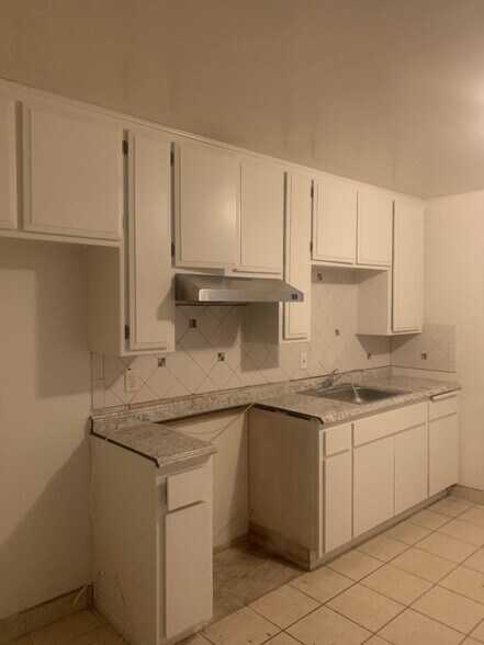 Kitchen Cabinets - 514 Bates Ave
