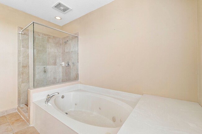 Building Photo - LARGE 3-bed, 3-bath townhome with 2-car ga...