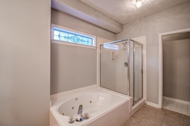 Building Photo - 9461 Hickory Dr