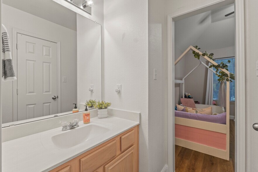 Building Photo - 7005 Stone Canyon Ct