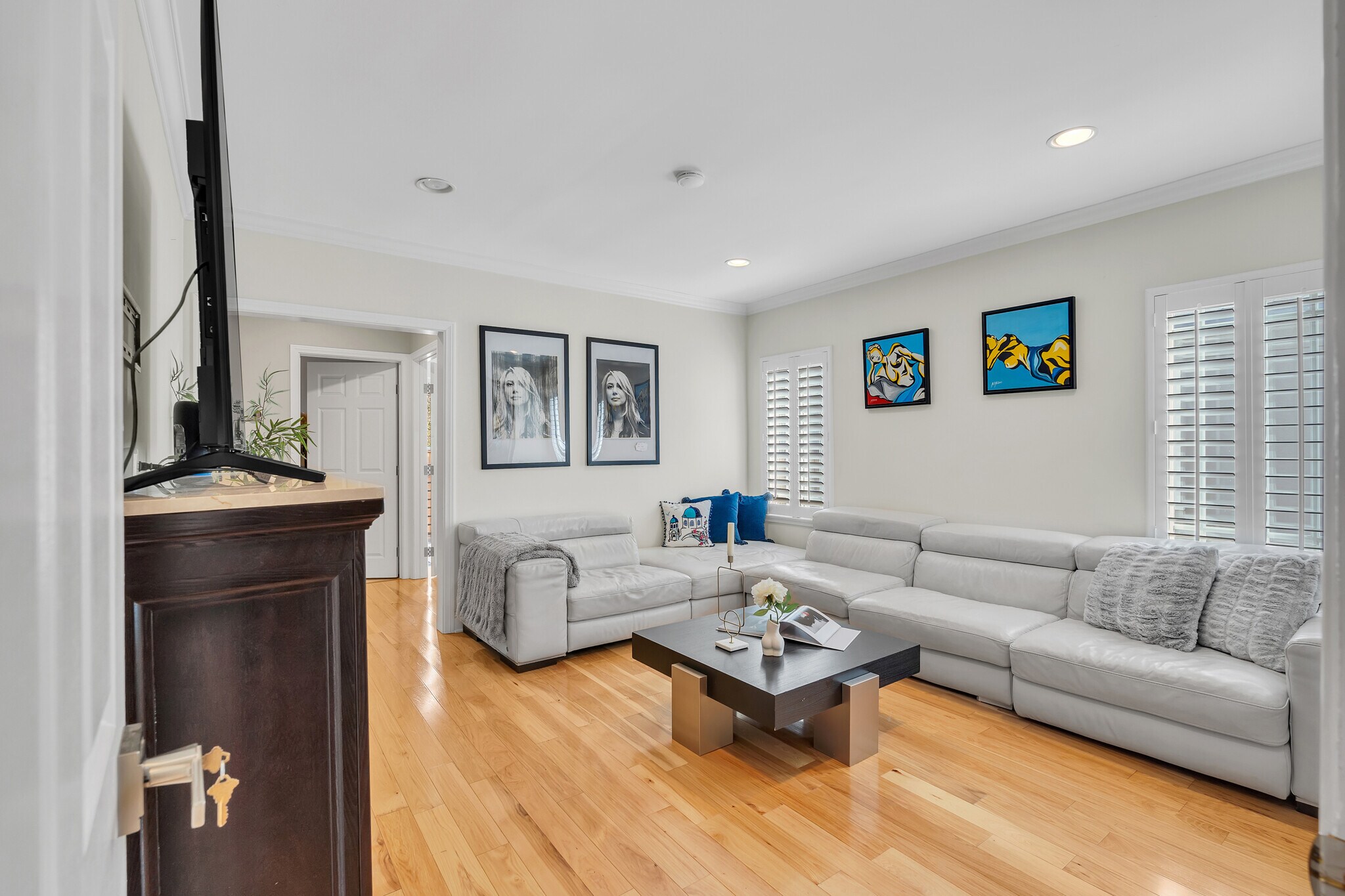 Building Photo - 326 N Doheny Dr
