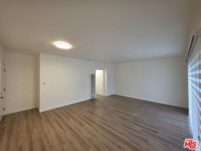 Building Photo - 827 9th St