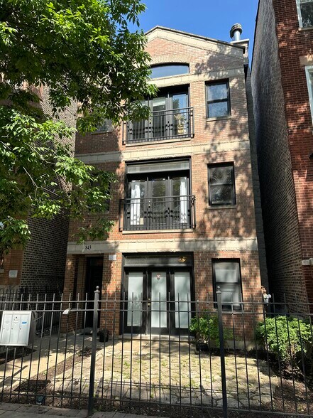Front of building - 843 N Mozart St
