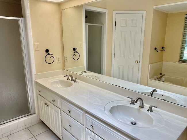 Building Photo - Lovely Home in Downtown Granbury