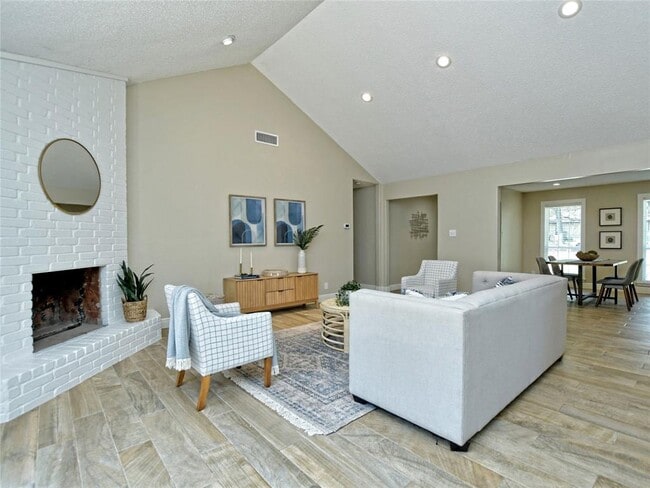 Building Photo - 4301 Balcones Woods Dr