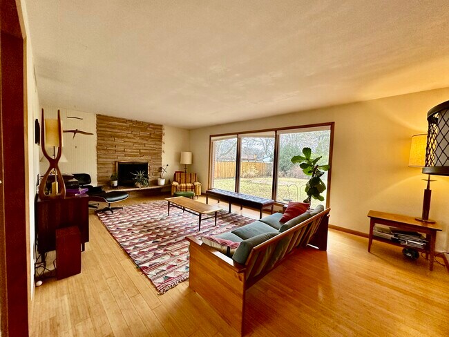 Building Photo - 1708 Pleasant St