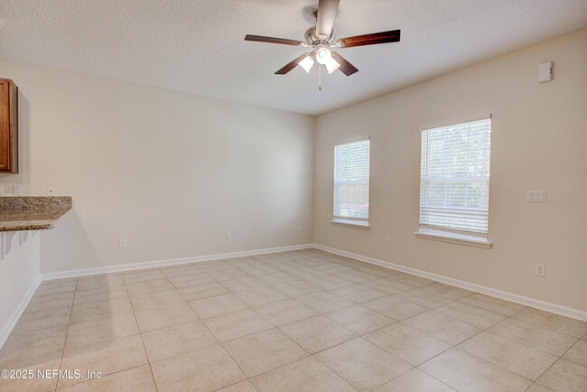 Building Photo - 417 Oasis Ln