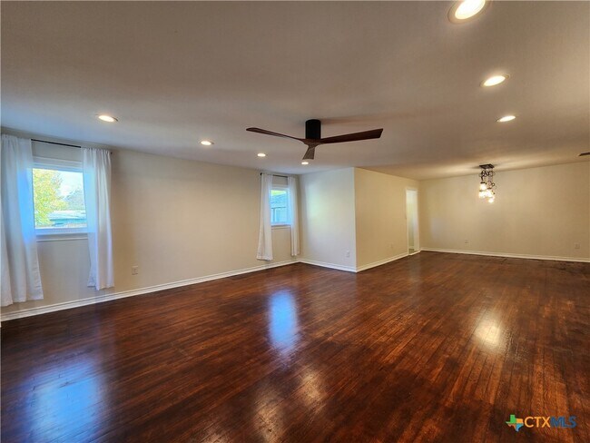 Building Photo - 521 Willow Ave