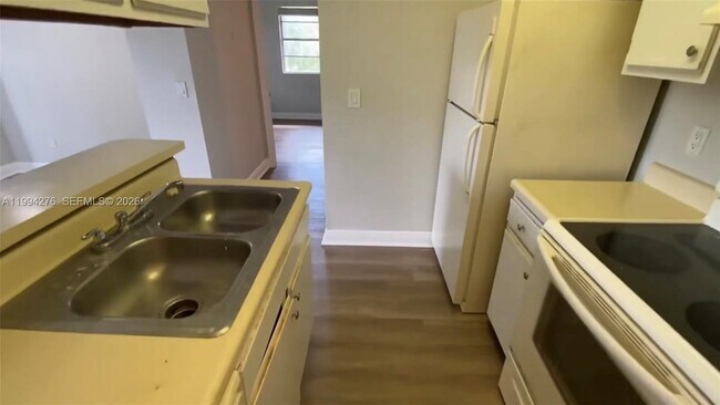 Building Photo - 1261 SW 46th Ave