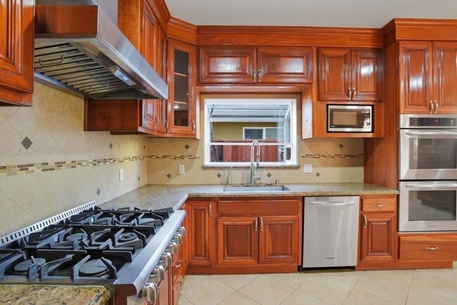 Building Photo - 659 Upton St