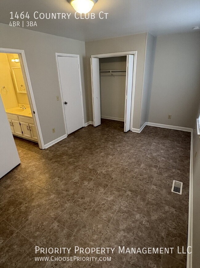 Building Photo - 1464 Country Club Ct