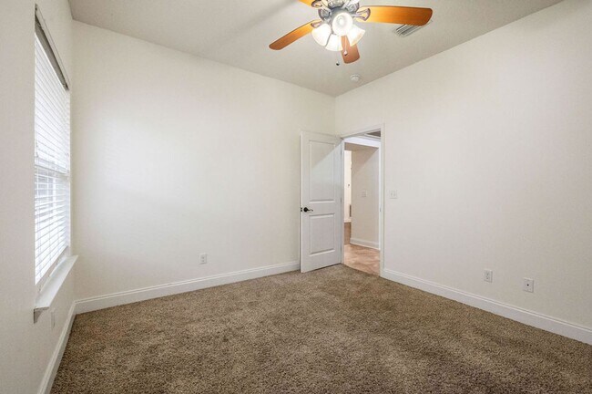 Building Photo - 4-BR Niceville Rental with Gourmet Kitchen & 2-Car Garage!