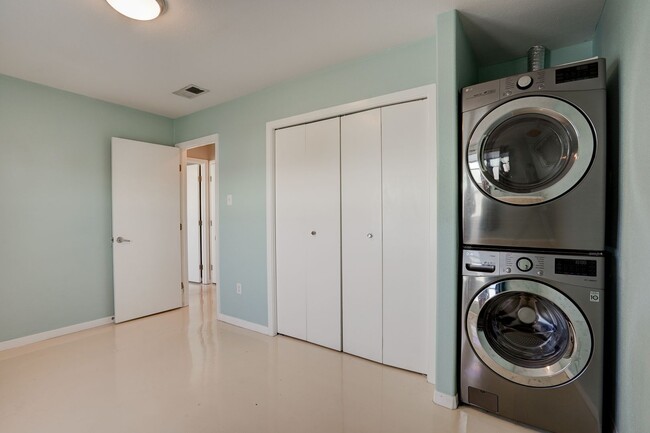 Building Photo - 2450 Ashdale Dr