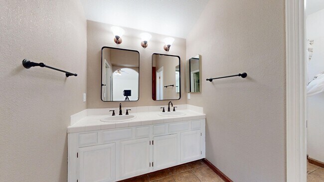 Building Photo - 490 Silvertail Pl